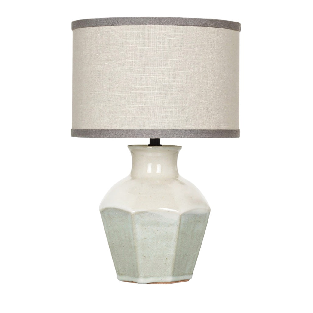 **Nowoczesna lampa stołowa z ceramiczną podstawą i tekstylnym abażurem**